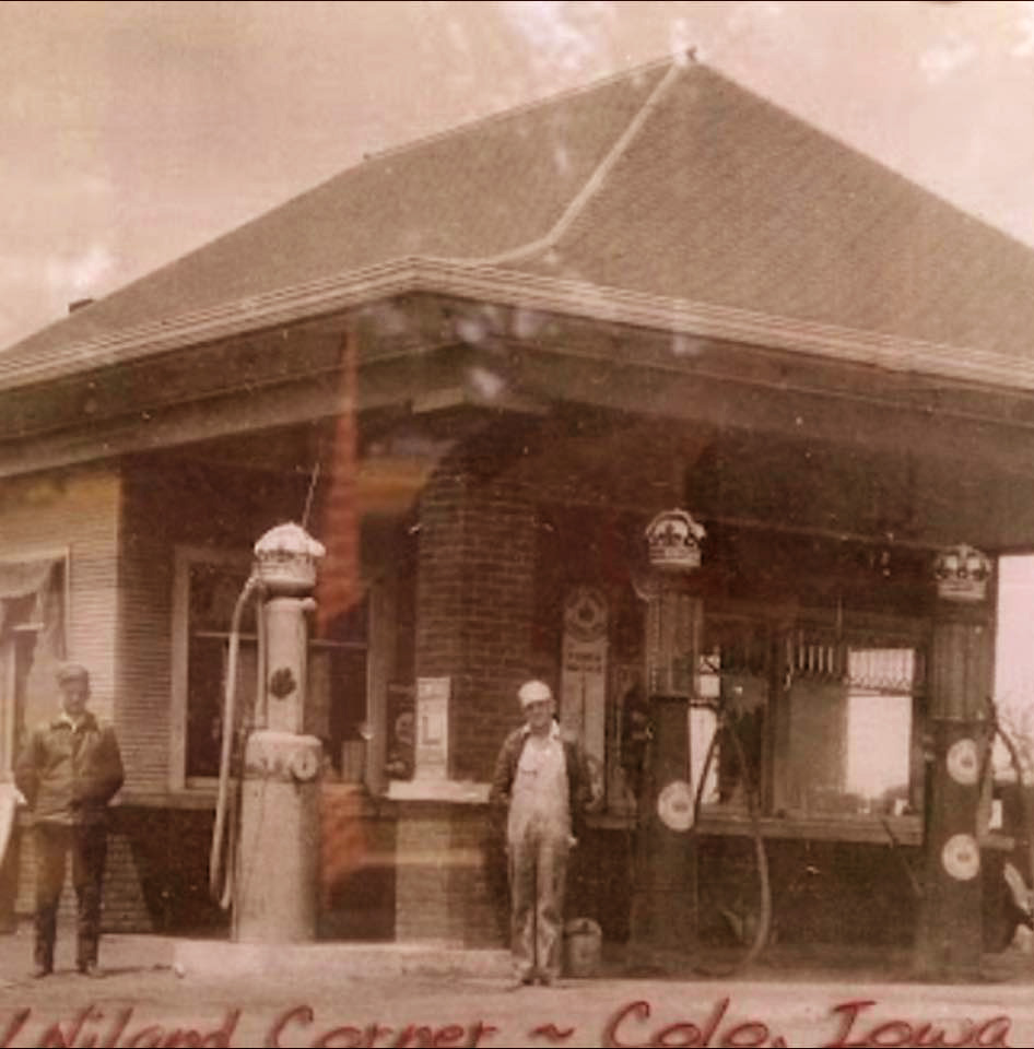 Early days of Reed's Standard Service Station - Colo Historical Association Photo