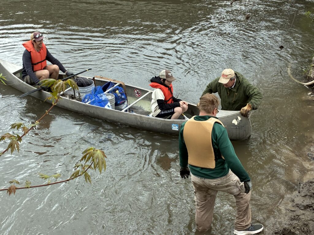 Jim helps canoes land at 2025 PACRAT